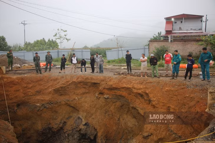 Hố tử thần biến động khiến việc tìm kiếm người mất tích gặp nhiều khó khăn. Ảnh: Nguyễn Hoàn.