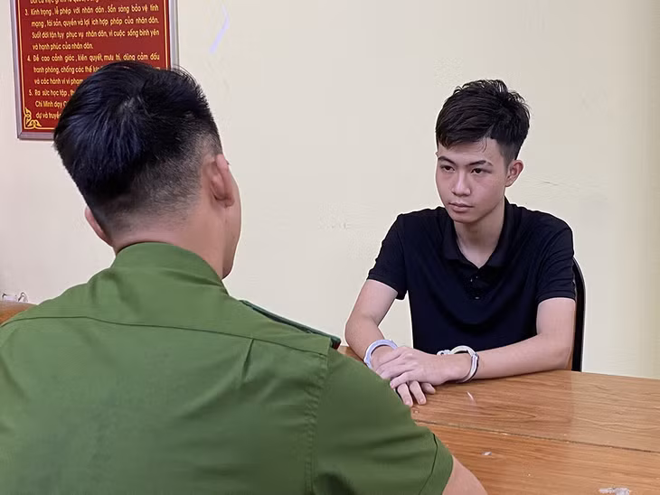Đối tượng Trần Gia Huy tại cơ quan công an. Ảnh: Công an cung cấp.