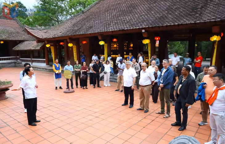 Các đại sứ, đại diện tổ chức quốc tế, ngoại giao đoàn tại Việt Nam tìm hiểu các giá trị văn hóa, lịch sử tại Di tích quốc gia đặc biệt Yên Tử (TP Uông Bí, tỉnh Quảng Ninh)