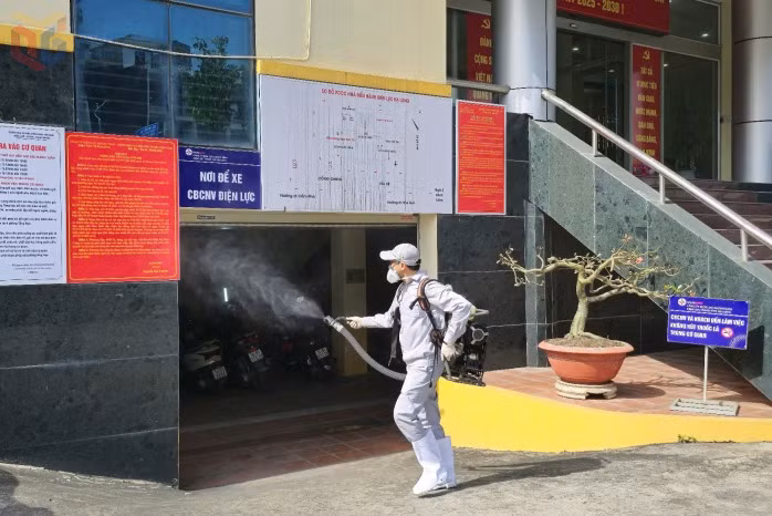 Phun diệt côn trùng gây bệnh tại Công ty Điện lực tỉnh Quảng Ninh. Ảnh: CDC Quảng Ninh