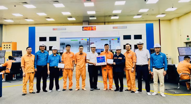 Lãnh đạo EVNGENCO1 tặng quà cho CBCNV Phân xưởng Vận hành.