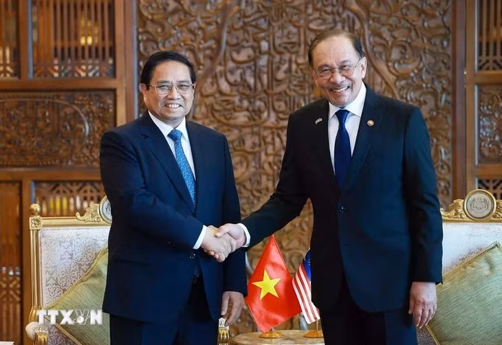 Thủ tướng Phạm Minh Chính hội đàm hẹp với Thủ tướng Malaysia Anwar Ibrahim. (Ảnh: Dương Giang/TTXVN)
