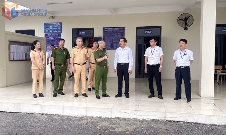 Từ sớm đồng chí Vũ Văn Diện, Phó chủ tịch Thường trực UBND tỉnh đã tới kiểm tra công tác chuẩn bị sát hạch tại Trung tâm đào tạo và sát hạch lái xe và Giám sát giao thông.