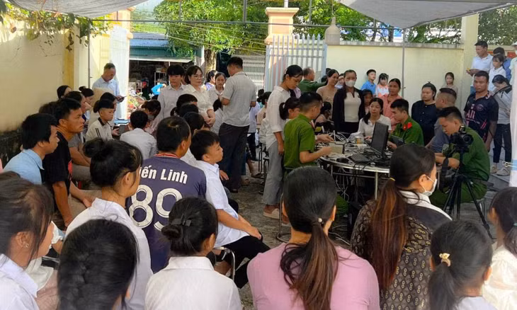 Lực lượng công an thực hiện cấp căn cước lưu động cho người dân và học sinh trên địa bàn các xã. Ảnh: Trung tâm TT-VH Ba Chẽ