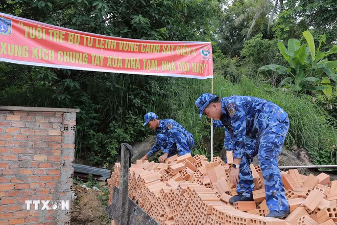 Bộ Tư lệnh Vùng Cảnh sát biển 4 phối hợp với phường An Thới chung tay “xóa nhà tạm, nhà dột nát.” (Ảnh: TTXVN phát)