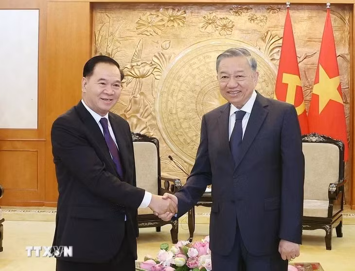 Tổng Bí thư Tô Lâm tiếp Bí thư Trung ương Đảng, Chánh Văn phòng Trung ương Đảng Nhân dân Cách mạng Lào Thongsalith Mangnomek. (Ảnh: Thống Nhất/TTXVN)