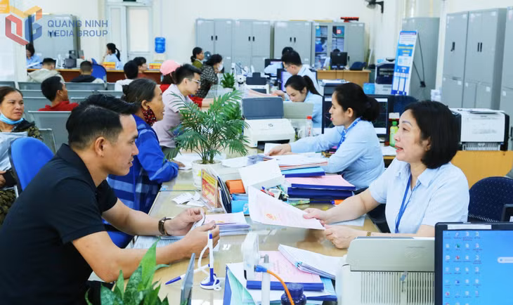 Cán bộ Trung tâm Phục vụ hành chính công chi nhánh TP Đông Triều giải quyết TTHC cho công dân.
