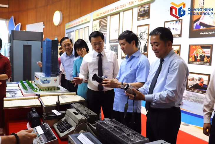 Khu vực trưng bày hiện vật truyền hình, phát thanh thu hút sự quan tâm của các đại biểu.