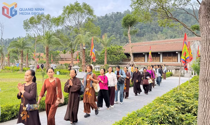 Trong 3 ngày 25 - 27/5, hơn 1 triệu phật tử về Yên Tử để chiêm bái xá lợi Đức Phật.