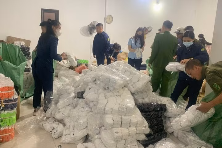Số tất giả bị thu giữ.