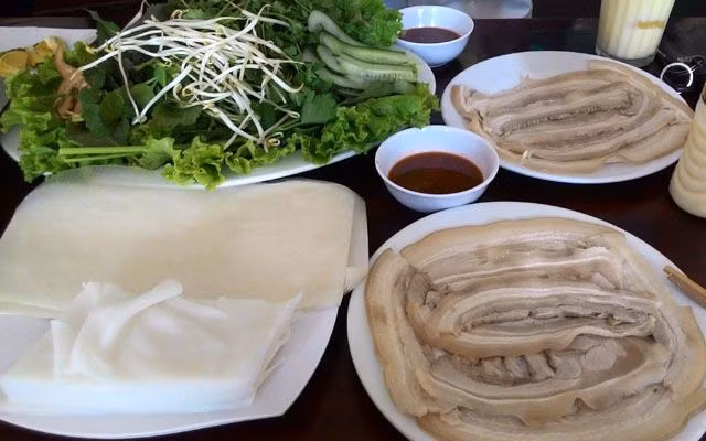 Thịt lợn cuốn bánh tráng.