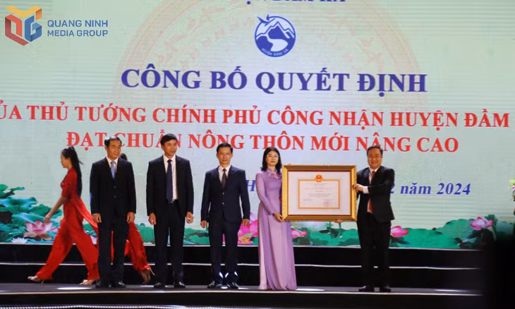 Thừa ủy quyền của Chính phủ, đồng chí Đặng Xuân Phương, Phó Bí thư Tỉnh ủy, Trưởng Đoàn ĐBQH tỉnh trao Quyết định của Thủ tướng Chính phủ công nhận huyện Đầm Hà đạt chuẩn Nông thôn mới nâng cao.