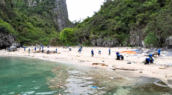 Đoàn Thanh niên Ban Quản lý Vịnh Hạ Long dọn rác tại đảo Áng Dù.