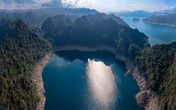 Nhìn từ trên cao, hồ tròn và sâu, tựa như "con mắt" lấp lánh giữa rừng, nên được người dân gọi là “Mắt Ngọc”. Ảnh: Nguyễn Trọng Cung