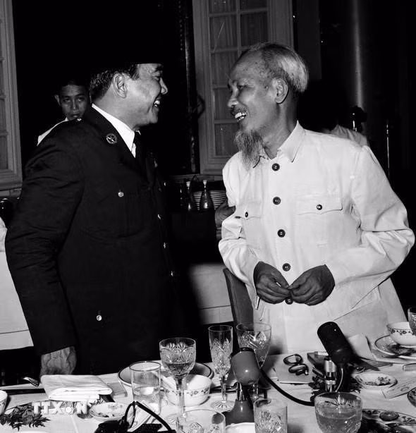 Chủ tịch Hồ Chí Minh với Tổng thống Indonesia Sukarno sang thăm hữu nghị Việt Nam (24/6/1959). (Ảnh: TTXVN)