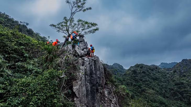 Khu vực hồ Hang Vẹm không chỉ là điểm đến cho những ai yêu thích thử thách mà còn là nơi để tìm về sự tĩnh lặng, hít thở không khí trong lành. Ảnh: Van Ngo