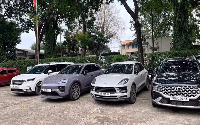Tang vật, phương tiện hoạt động của các đối tượng bị tạm giữ trong chuyên án triệt phá đường dây lập sàn giao dịch tiền ảo. Ảnh: Công an tỉnh Đồng Nai