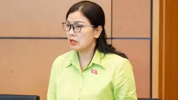 Thiếu tướng Nguyễn Thị Xuân, đại biểu Quốc hội Đoàn Đắk Lắk phát biểu. (Ảnh: PHẠM THẮNG)