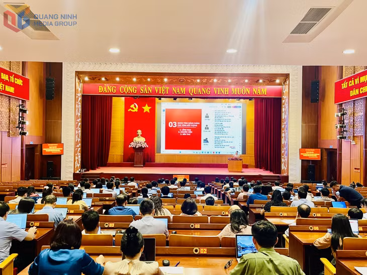 Tại lớp tập huấn, các học viên được giới thiệu, thông tin về các tính năng, điểm mới nổi bật và cách thức vận hành, sử dụng của Hệ thống thông tin điều hành tác nghiệp trong các cơ quan Đảng.