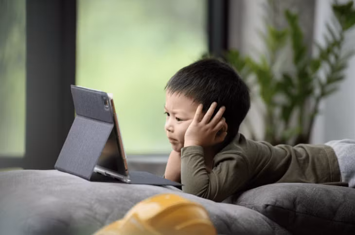 Trẻ sử dụng thiết bị số càng nhiều thì mối quan hệ cha mẹ - con cái càng bị ảnh hưởng tiêu cực. Ảnh minh hoạ: iStock