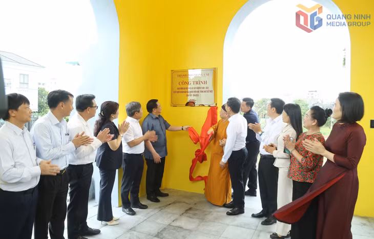 Các đại biểu gắn biển công trình Bảo tháp Chùa Xã Tắc chào mừng Đại hội Đảng các cấp nhiệm kỳ 2025 - 2030, tiến tới Đại hội Đại biểu toàn quốc lần thứ XIV của Đảng.