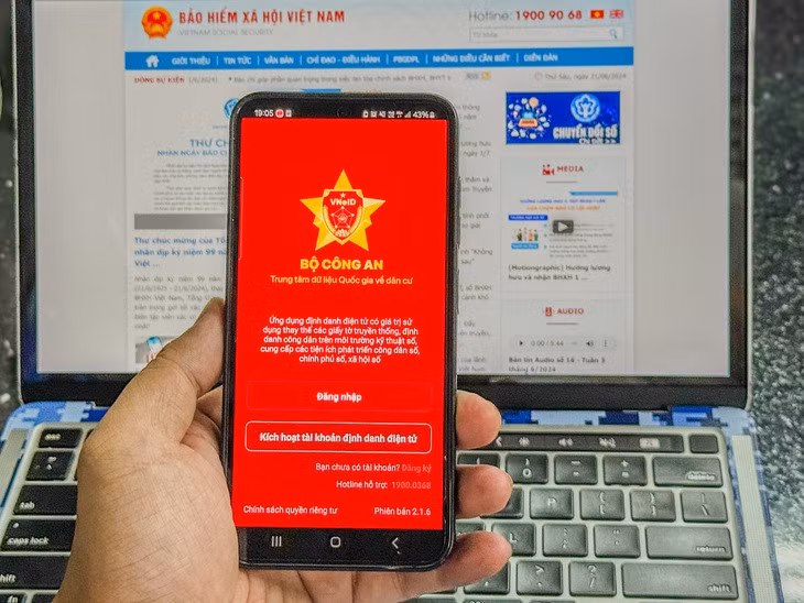 Người dân có thể sử dụng ứng dụng VNeID để kiểm tra thông tin tham gia bảo hiểm y tế - Ảnh: HÀ QUÂN