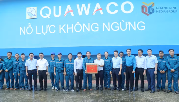 Đồng chí Bí thư Tỉnh ủy, Trưởng Đoàn ĐBQH tỉnh tặng quà động viên cán bộ, công nhân, người lao động Nhà máy nước Hoành Bồ.