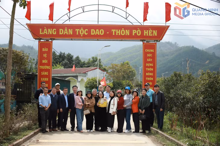 Khách du lịch tham quan thôn Pò Hèn, xã Hải Sơn, TP Móng Cái.