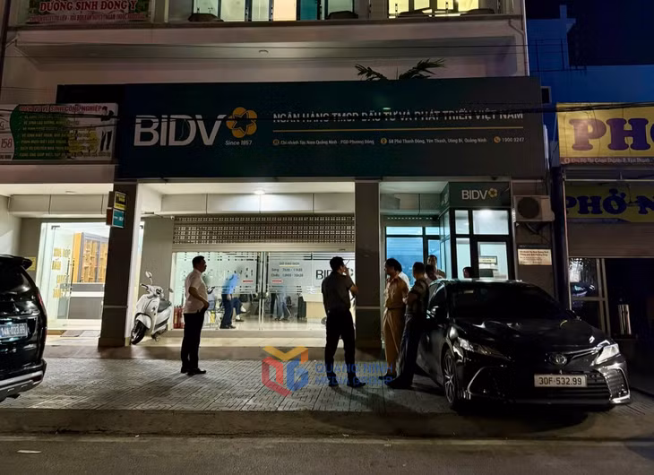 Lực lượng công an có mặt tại Phòng giao dịch ngân hàng BIDV tại phường Yên Thanh, TP. Uông Bí để xử lý vụ việc.