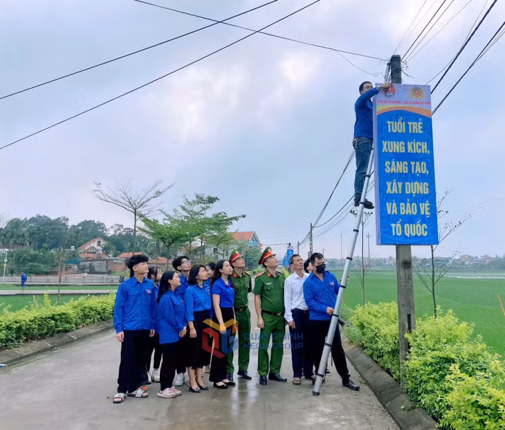 Đoàn viên, thanh niên phường Đức Chính (TP Đông Triều) tổ chức gắn biển tuyến đường kiểu mẫu do thanh niên quản lý.