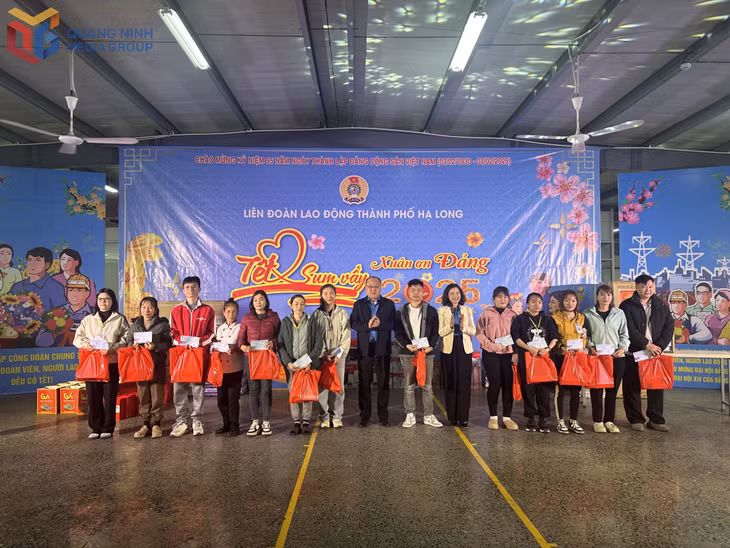 Lãnh đạo LĐLĐ tỉnh và TP Hạ Long tặng quà cho công nhân, lao động dịp Tết Nguyên đán.