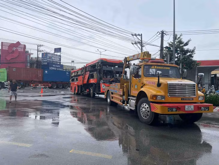 Xe khách được di dời khỏi hiện trường vụ tai nạn. Ảnh: Đình Trọng