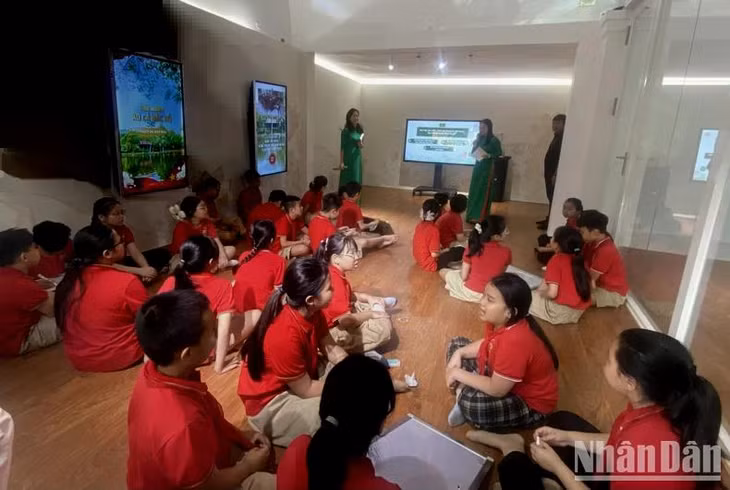 Hoạt động trải nghiệm của học sinh tại Khu di tích Chủ tịch Hồ Chí Minh.