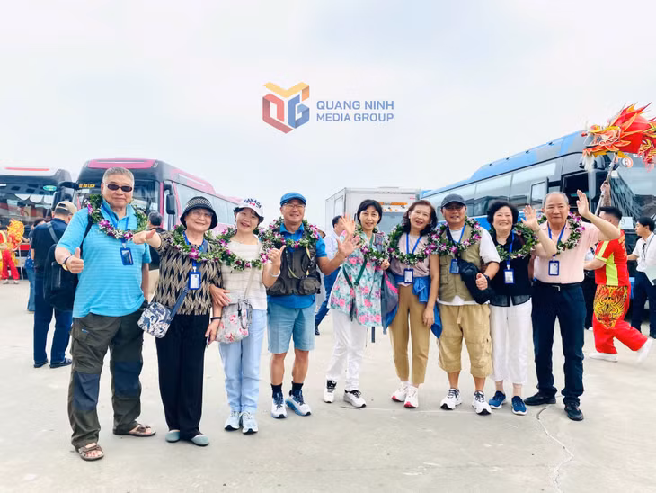Du khách tàu biển hào hứng khi đến du lịch tại Quảng Ninh. 