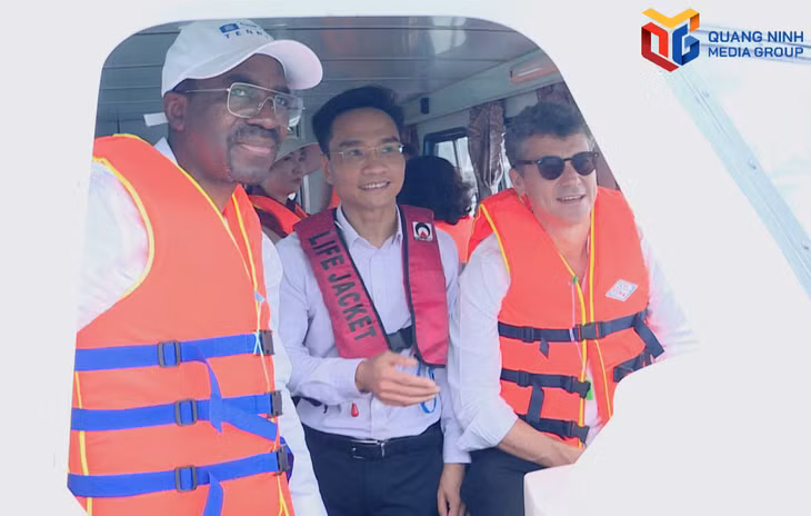 Ông Lazare Eloundou Assomo, Giám đốc Trung tâm Di sản Thế giới khảo sát trên Vịnh Hạ Long.