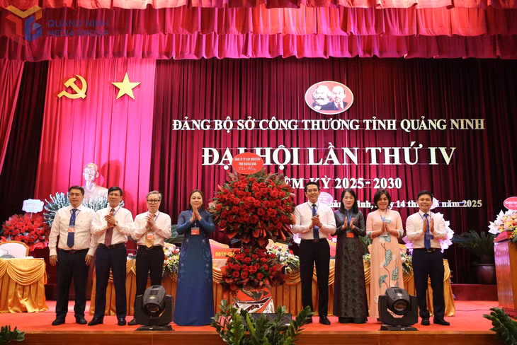 Đồng chí Vũ Ngọc Tuấn, Phó Bí thư Đảng ủy UBND tỉnh, tặng hoa chúc mừng Đại hội.