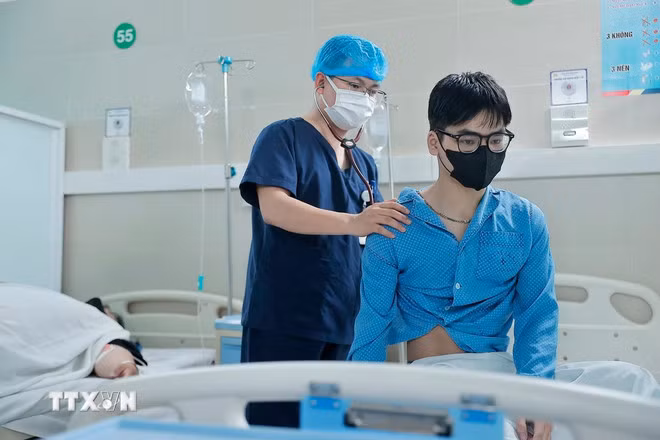 Bác sỹ khám cho bệnh nhân COVID-19. (Ảnh: Minh Quyết/TTXVN)