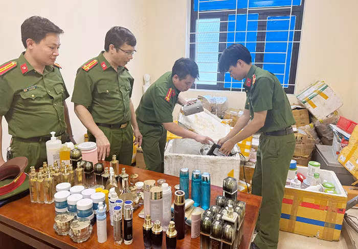 Văn phòng Cơ quan CSĐT Công an tỉnh Thanh Hóa triệt phá cơ sở sản xuất, buôn bán số lượng lớn mỹ phẩm giả do Nguyễn Thị Dung làm chủ.