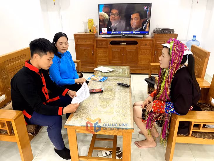 Tổ công nghệ số thôn Tân Sơn, xã Quảng Tân, huyện Đầm Hà tuyên truyền cho người dân ở thôn về chuyển đổi số. Ảnh: Ngọc Trâm