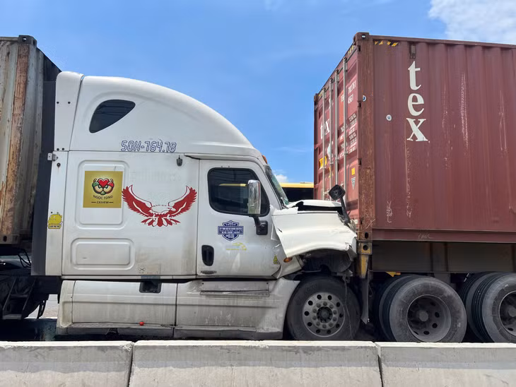 Cú tông khiến đầu xe container biến dạng.