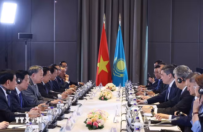 Quang cảnh buổi làm việc giữa Tổng Bí thư Tô Lâm và Thủ tướng Kazakhstan Olzhas Bektenov. (Ảnh: Thống Nhất/TTXVN)