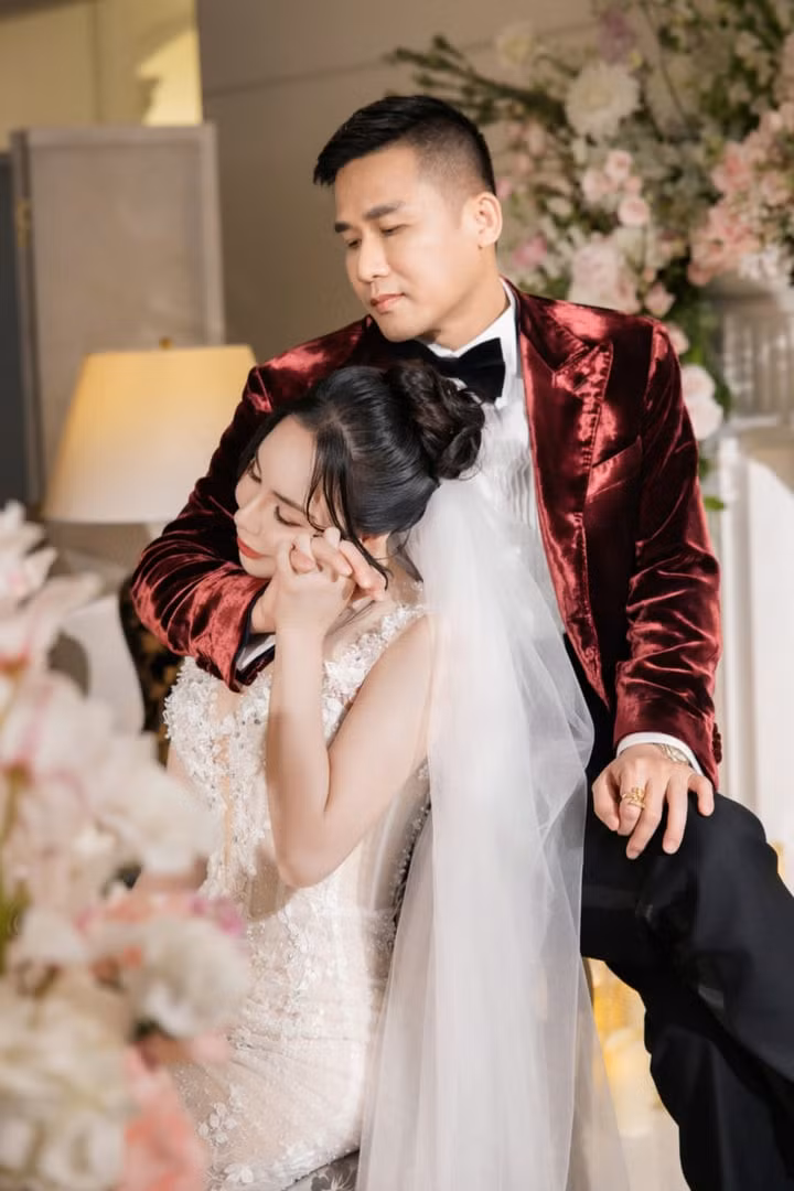 Hồ Quỳnh Hương bên ông xã.
