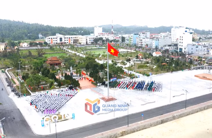 Nghi lễ thượng cờ trên đảo Cô Tô dịp kỷ niệm 64 năm Bác Hồ ra thăm đảo (9/5/1961 - 9/5/2025) diễn ra hết sức trang trọng, thiêng liêng.