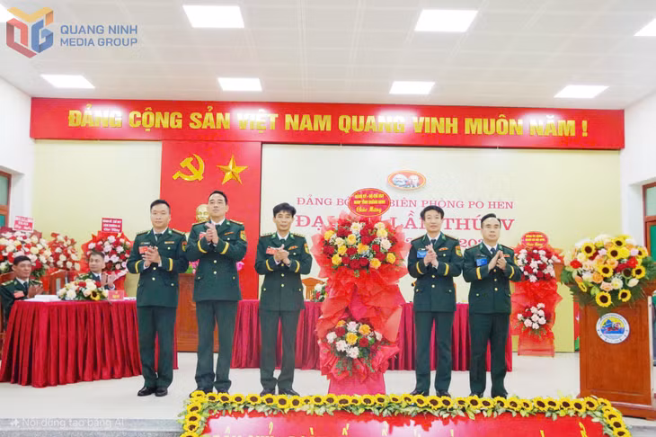 Đại tá Tô Văn Đồng, Phó Chỉ huy trưởng BĐBP tỉnh Quảng Ninh tặng hoa chúc mừng Đại hội Đồn BP Pò Hèn.