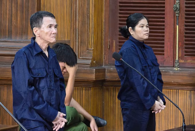 Bị cáo Trần Thị Bé Mười và Nguyễn Văn Thành tại phiên tòa hồi tháng 4. Ảnh: Hải Duyên