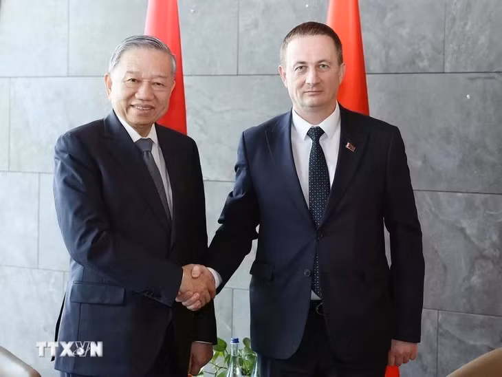 Tổng Bí thư Tô Lâm gặp Thủ tướng Belarus Aleksandr Turchin. (Ảnh: Thống Nhất/TTXVN)