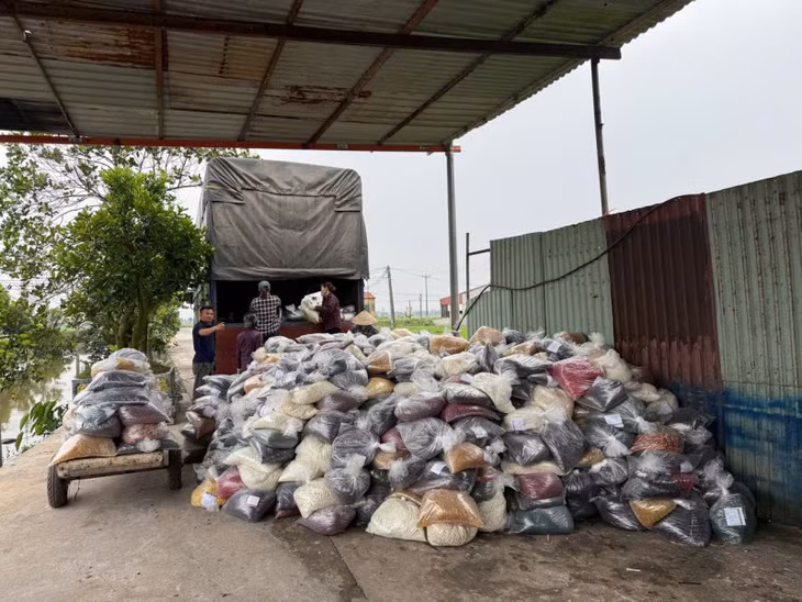 Thực phẩm chức năng giả đổ đống trong kho, nhà máy sản xuất của Nguyễn Năng Mạnh.