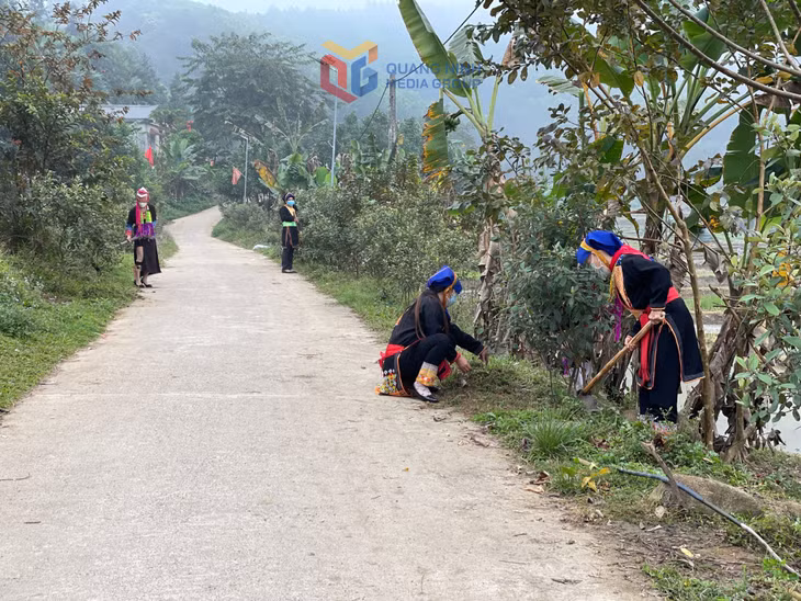 Nhân dân xã Đồn Đạc, huyện Ba Chẽ chăm sóc tuyến đường hoa.