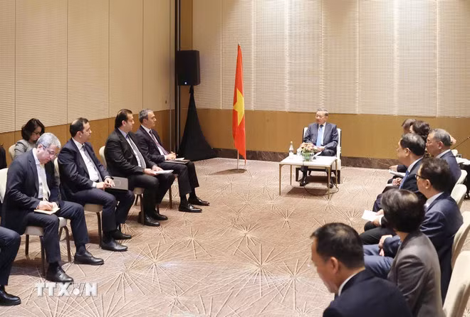 Tổng Bí thư Tô Lâm tiếp lãnh đạo một số doanh nghiệp tiêu biểu của Azerbaijan. (Ảnh: Thống Nhất/TTXVN)
