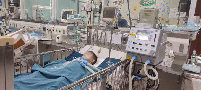 Bé trai cấp cứu tại Bệnh viện Nhi Trung ương. Ảnh: Bác sĩ cung cấp